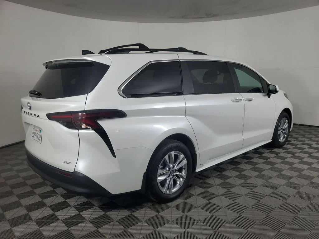 2025 Toyota Sienna XLE - Photo 4