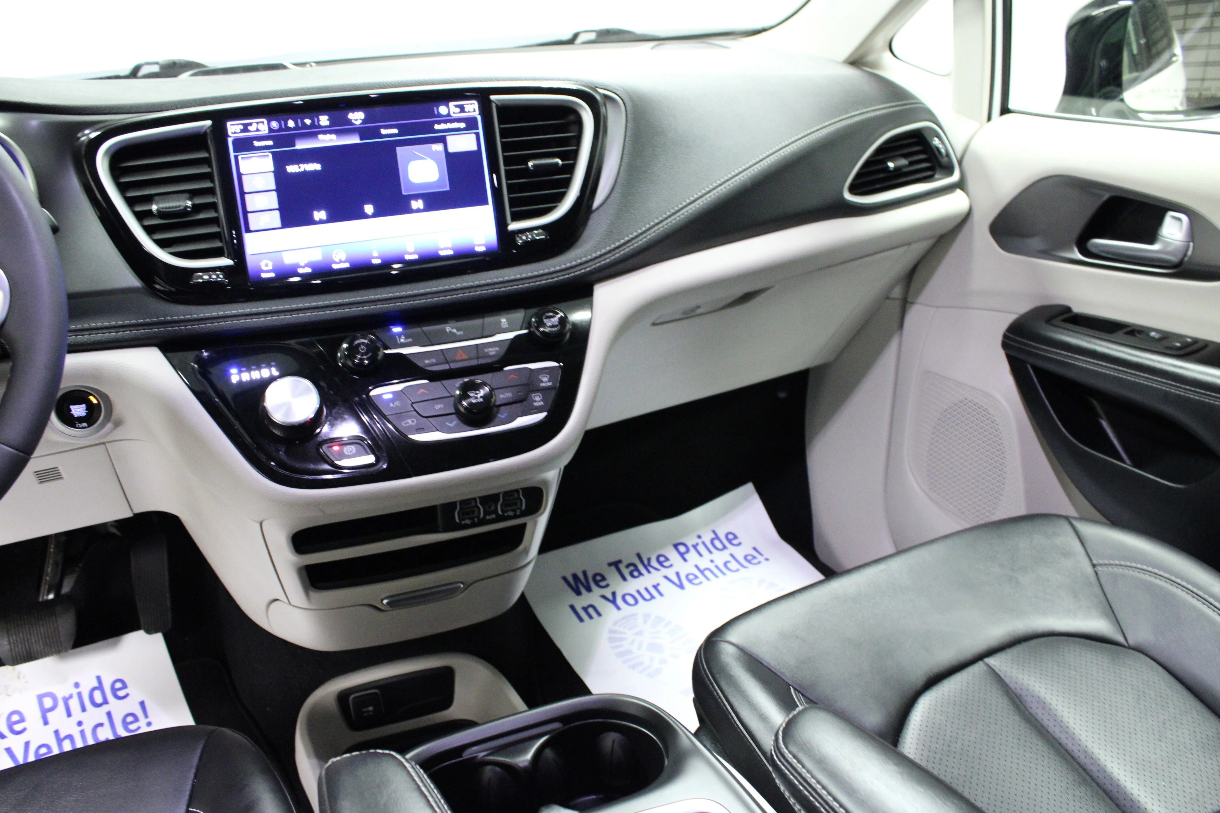 Used 2024 Bright White Clearcoat Chrysler Select image 20