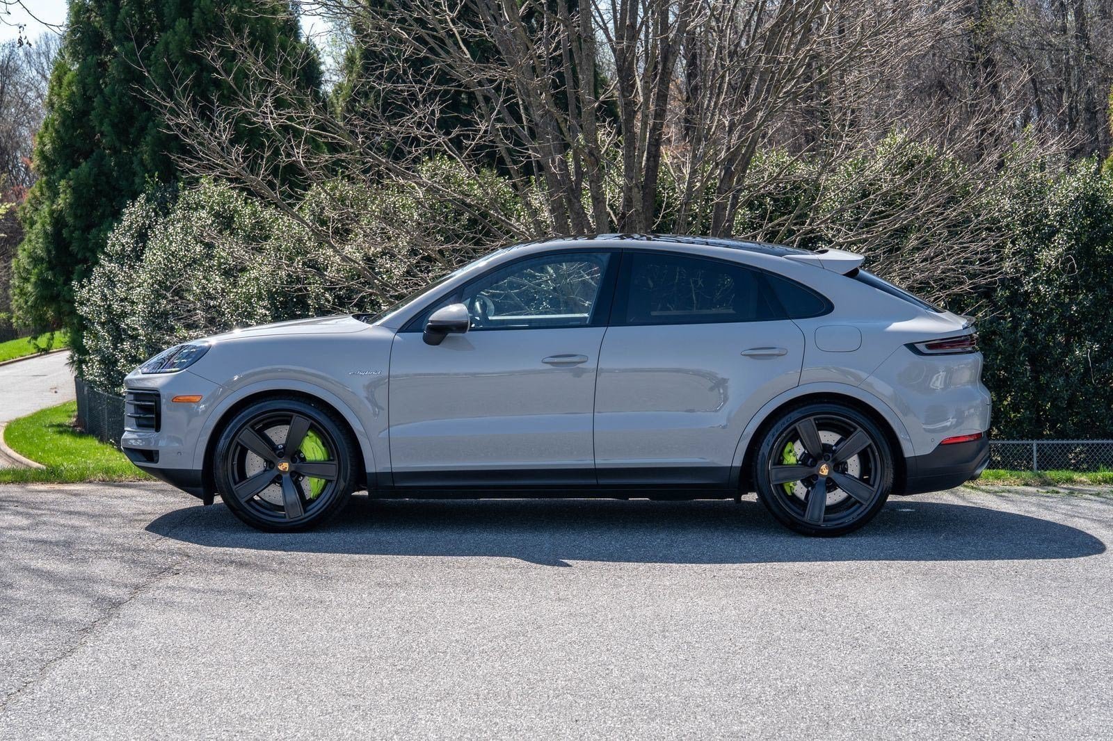 Used 2025 White Porsche S E-Hybrid Coupe image 3