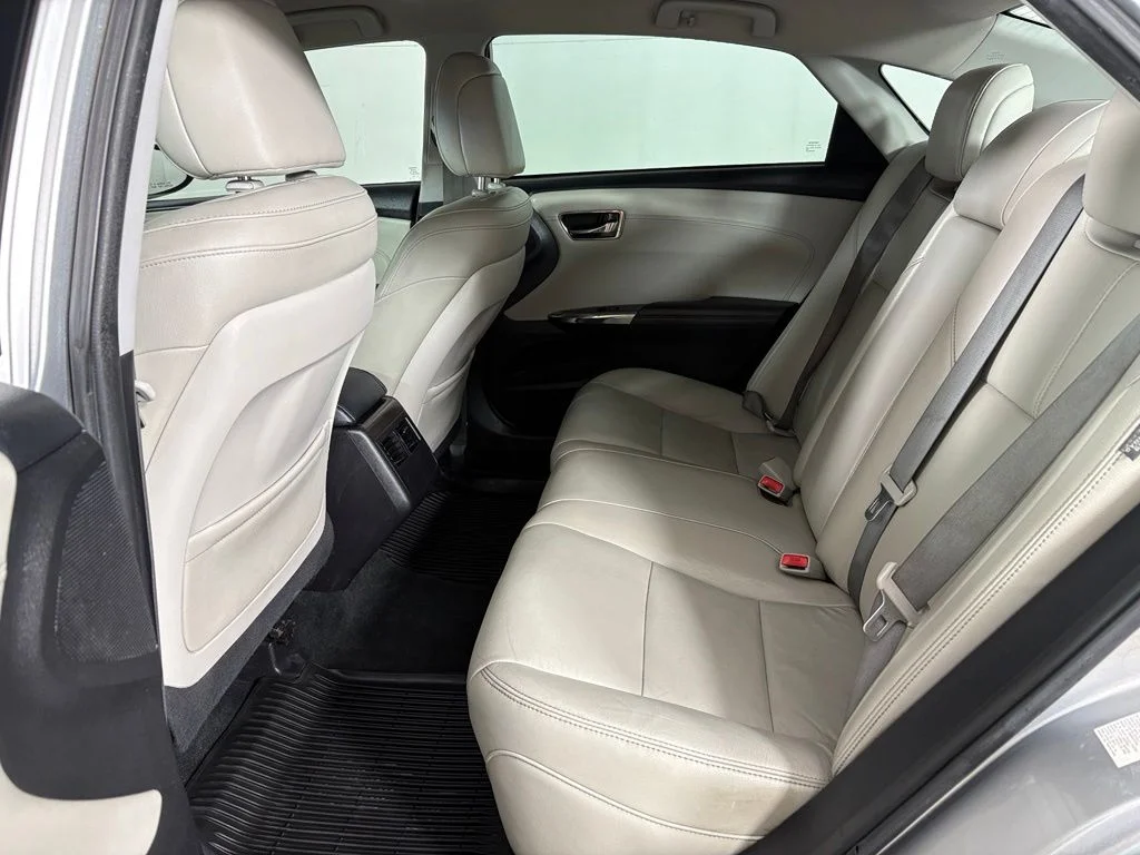 Used 2018 Silver Toyota XLE image 33