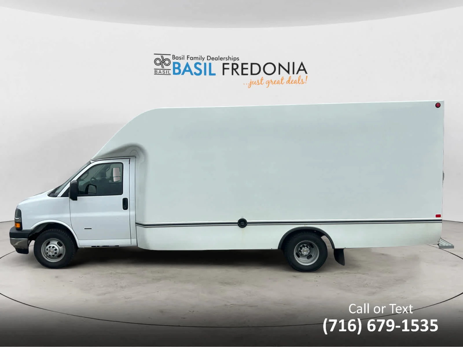 Used 2024 Summit White Chevrolet  image 2