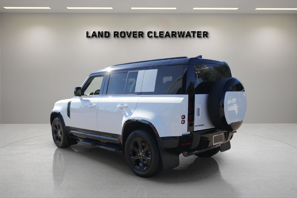 Used 2025 White Land Rover X-Dynamic SE image 3