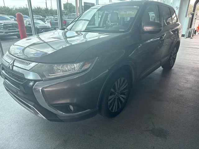 Used 2019 Brown Mitsubishi SE image 3