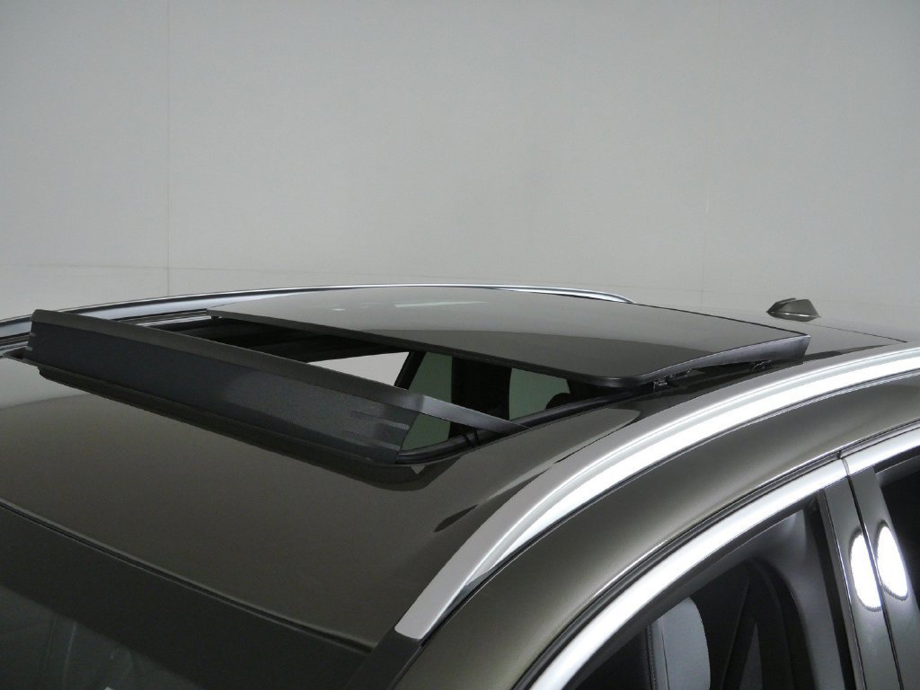 New 2026 Manhattan Green Metallic BMW xDrive50e image 17