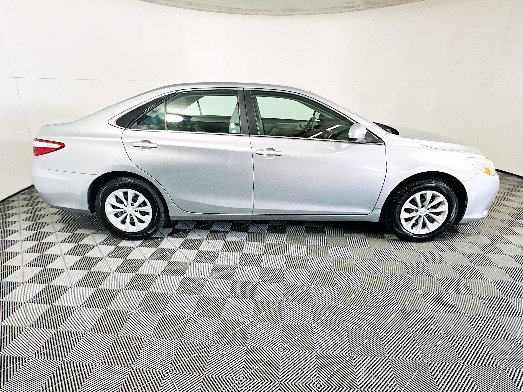 2017 Toyota Camry thumbnail 4