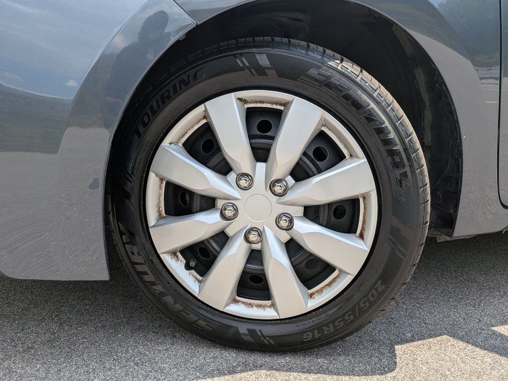 Used 2015 Gray Toyota LE image 5