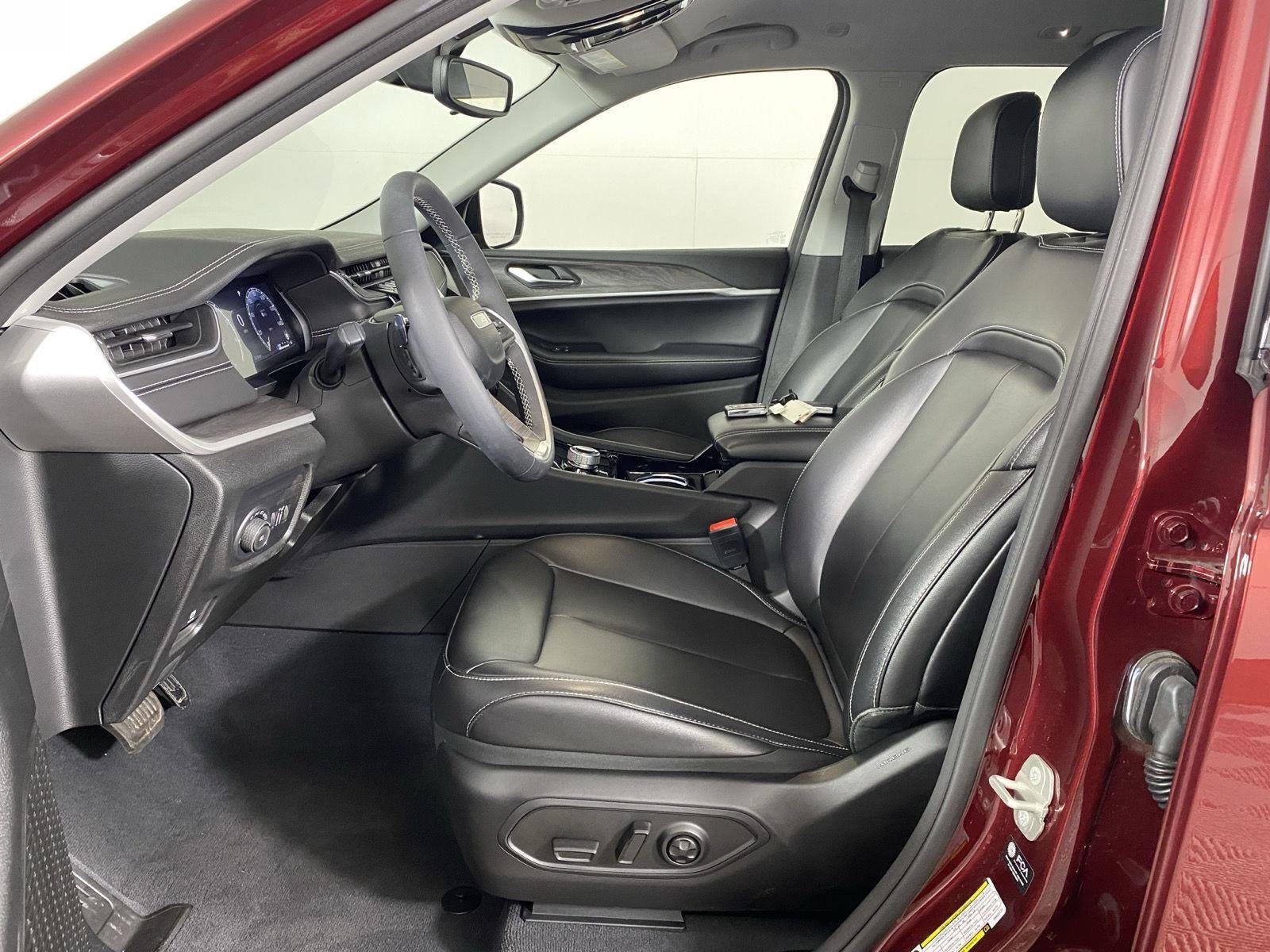 Used 2023  Jeep  image 13