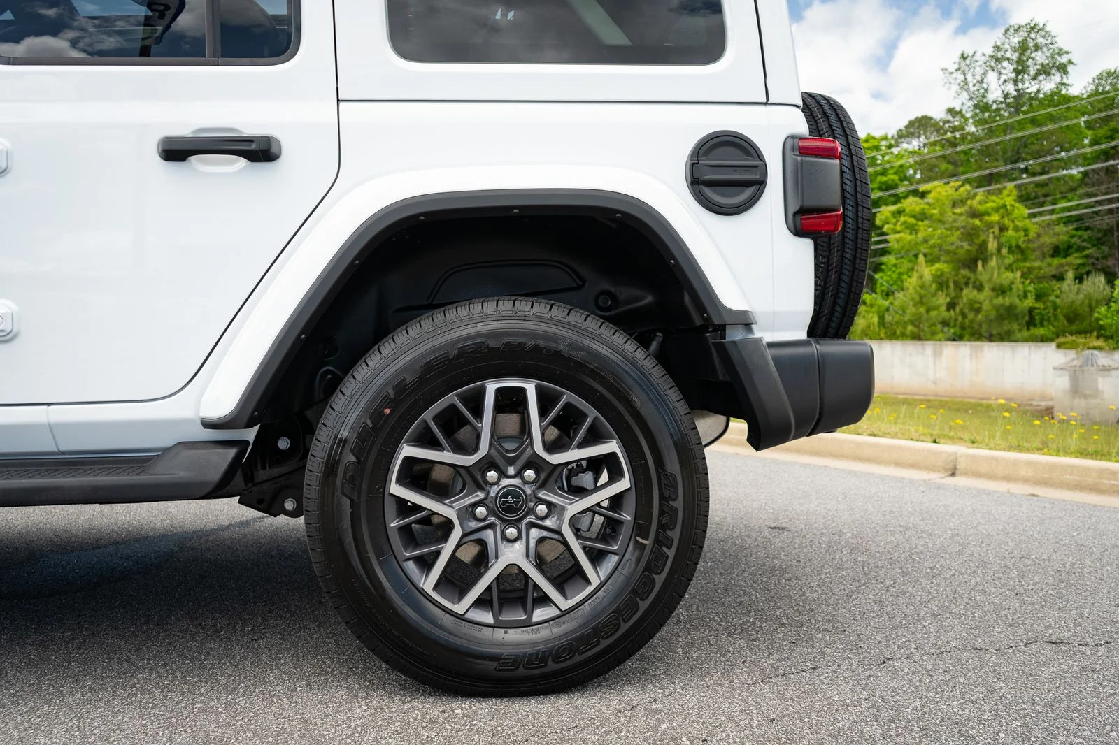 New 2026 Bright White Clear-Coat Exterior Paint Jeep Sahara image 6