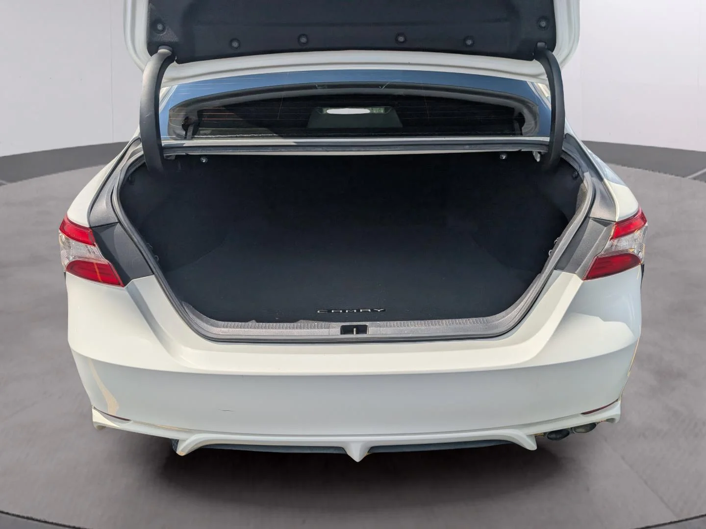 Used 2018 Super White Toyota SE image 33