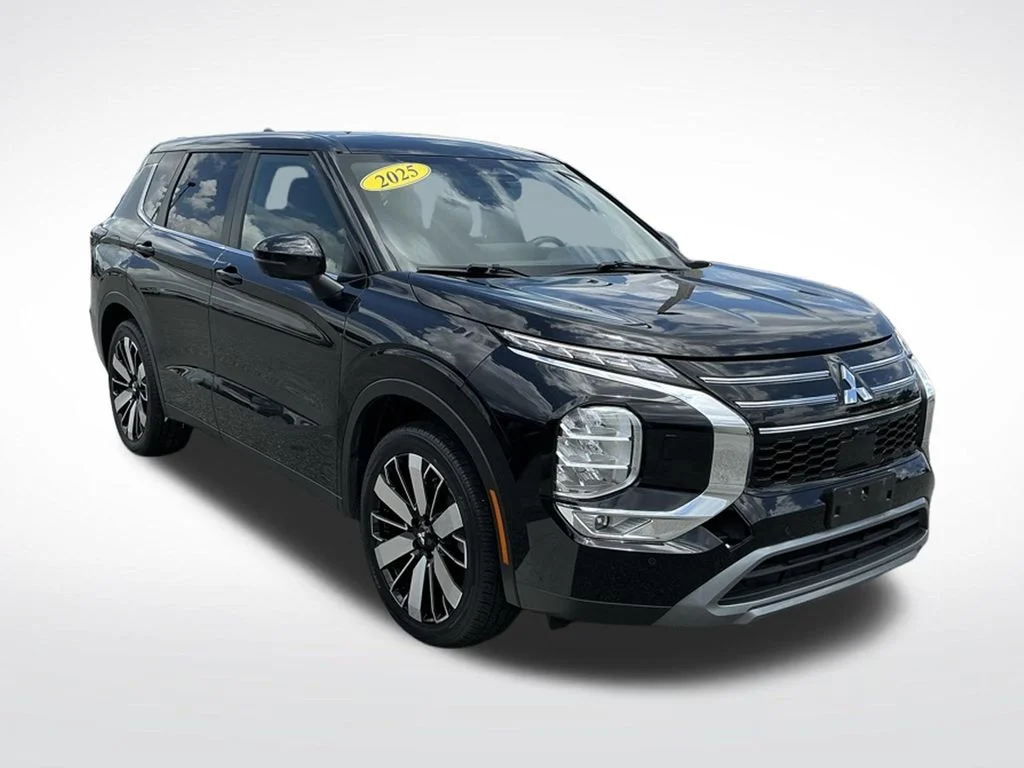 Used 2025  Mitsubishi SE image 10