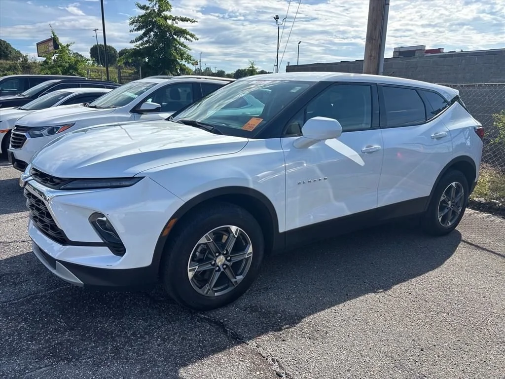 Used 2025 Summit White Chevrolet 2LT image 20