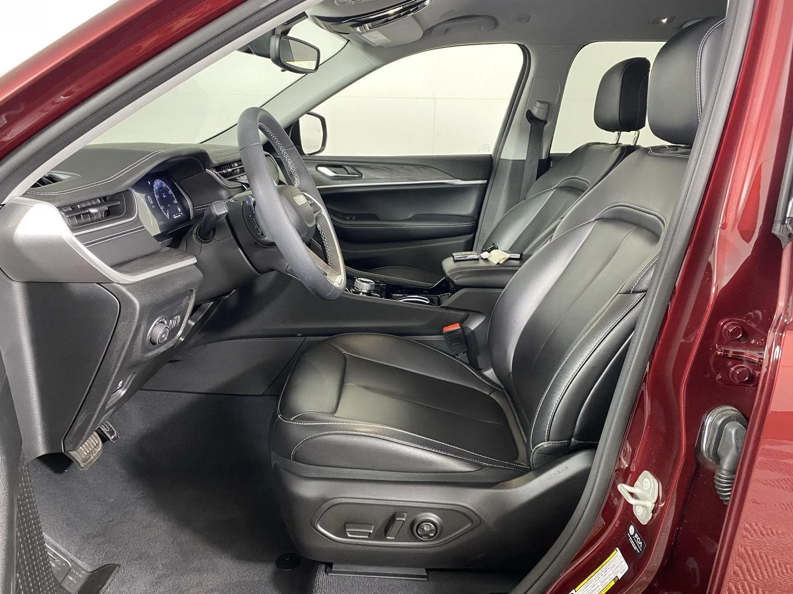 Used 2023  Jeep  image 13