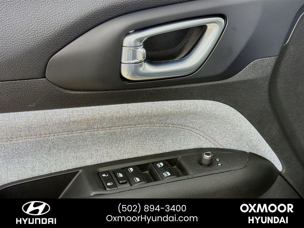 Used 2023 Diamond Black Crystal Pearlcoat Jeep Latitude Lux image 17