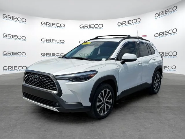 Used 2022 Beige Toyota XLE image 3