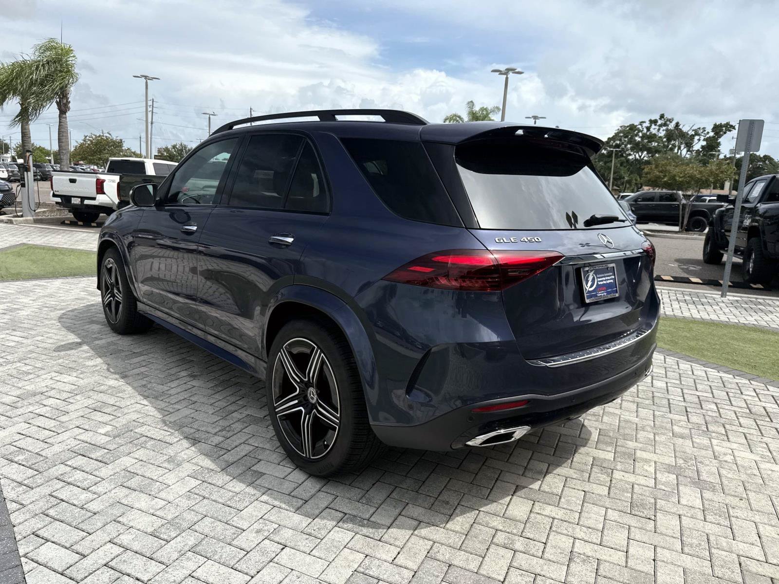 New 2026 Twilight Blue Metallic Mercedes-Benz 450 4MATIC® SUV image 4