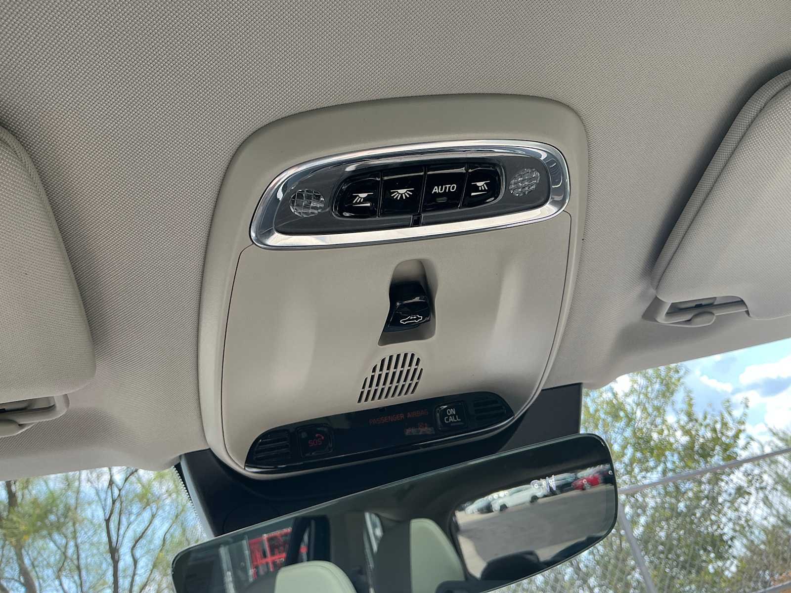 Used 2019 Onyx Black Metallic Volvo Momentum image 19