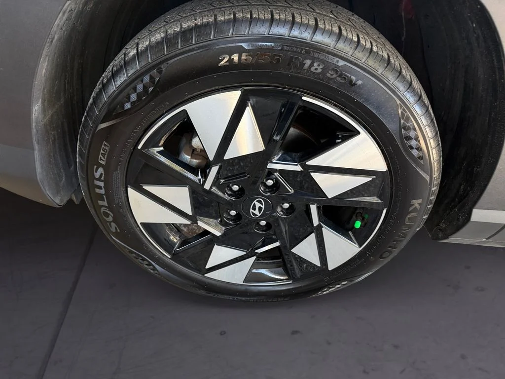 Used 2025 Red Hyundai SEL image 9