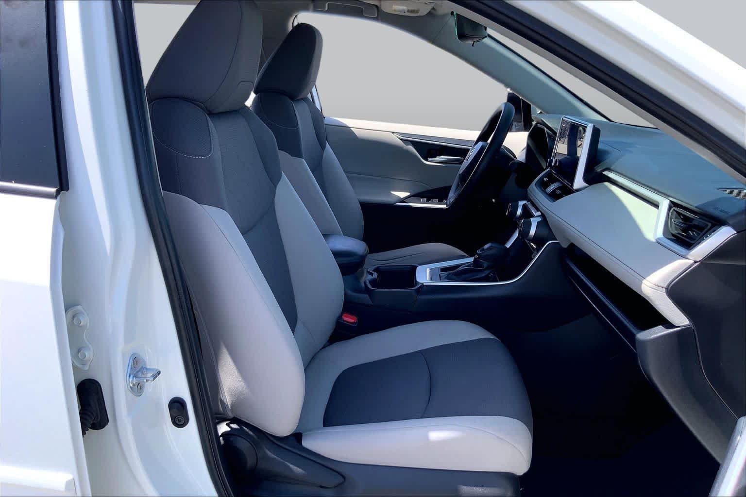 Used 2025 Ice Cap Toyota XLE image 9