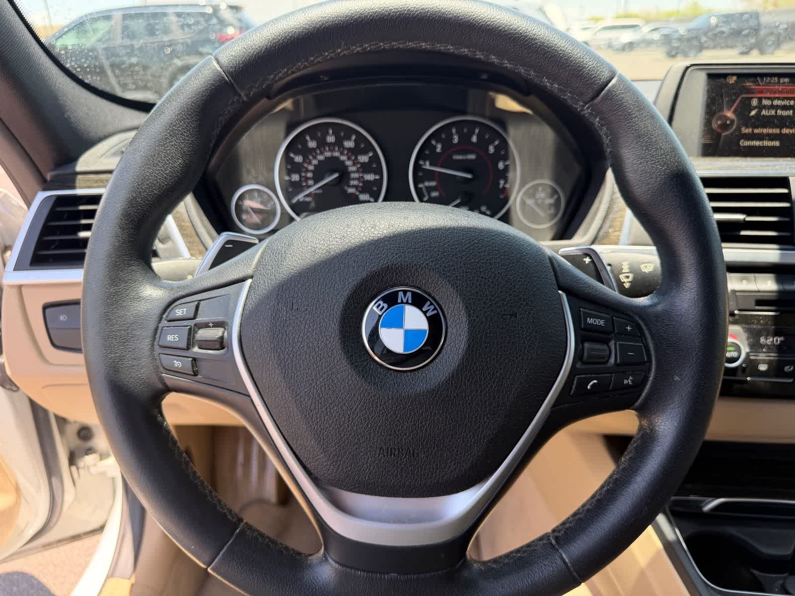 Imagen 9: BMW 328i blanco de 2016 de segunda mano