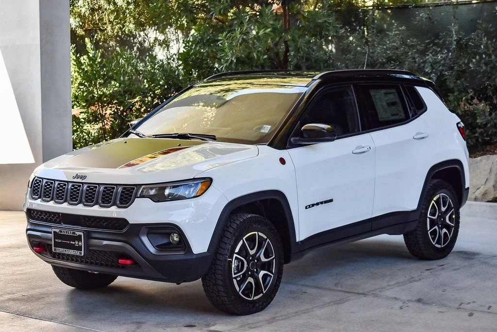 New 2026 Bright White Clear-Coat Exterior Paint Jeep Trailhawk image 3