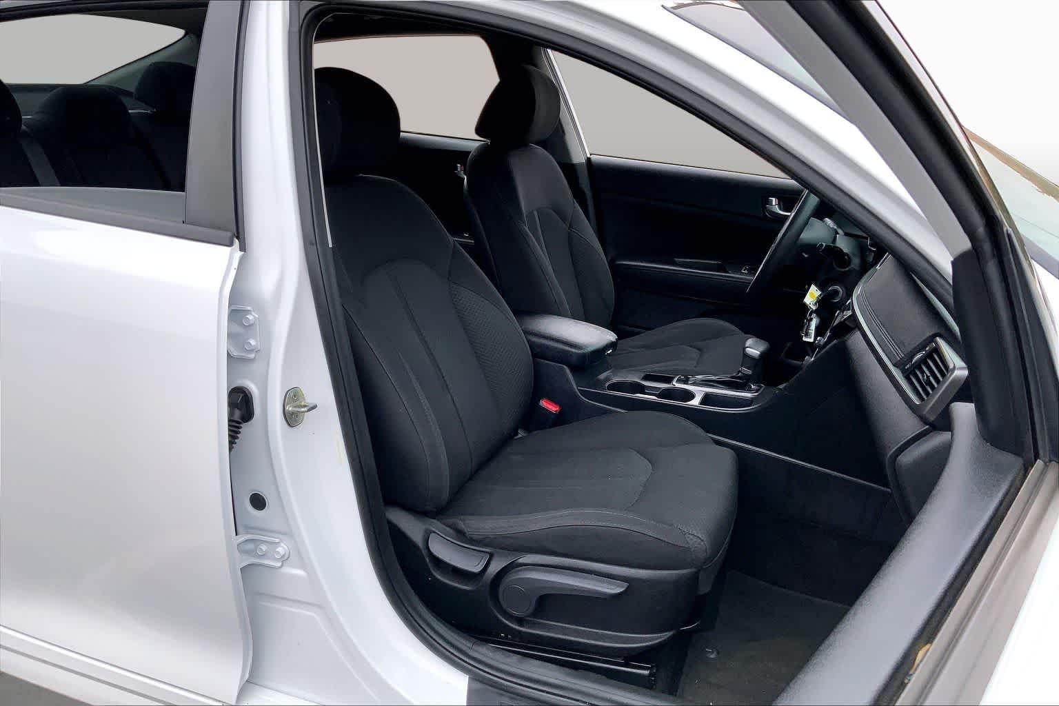 Used 2018 Snow White Pearl Kia LX image 9