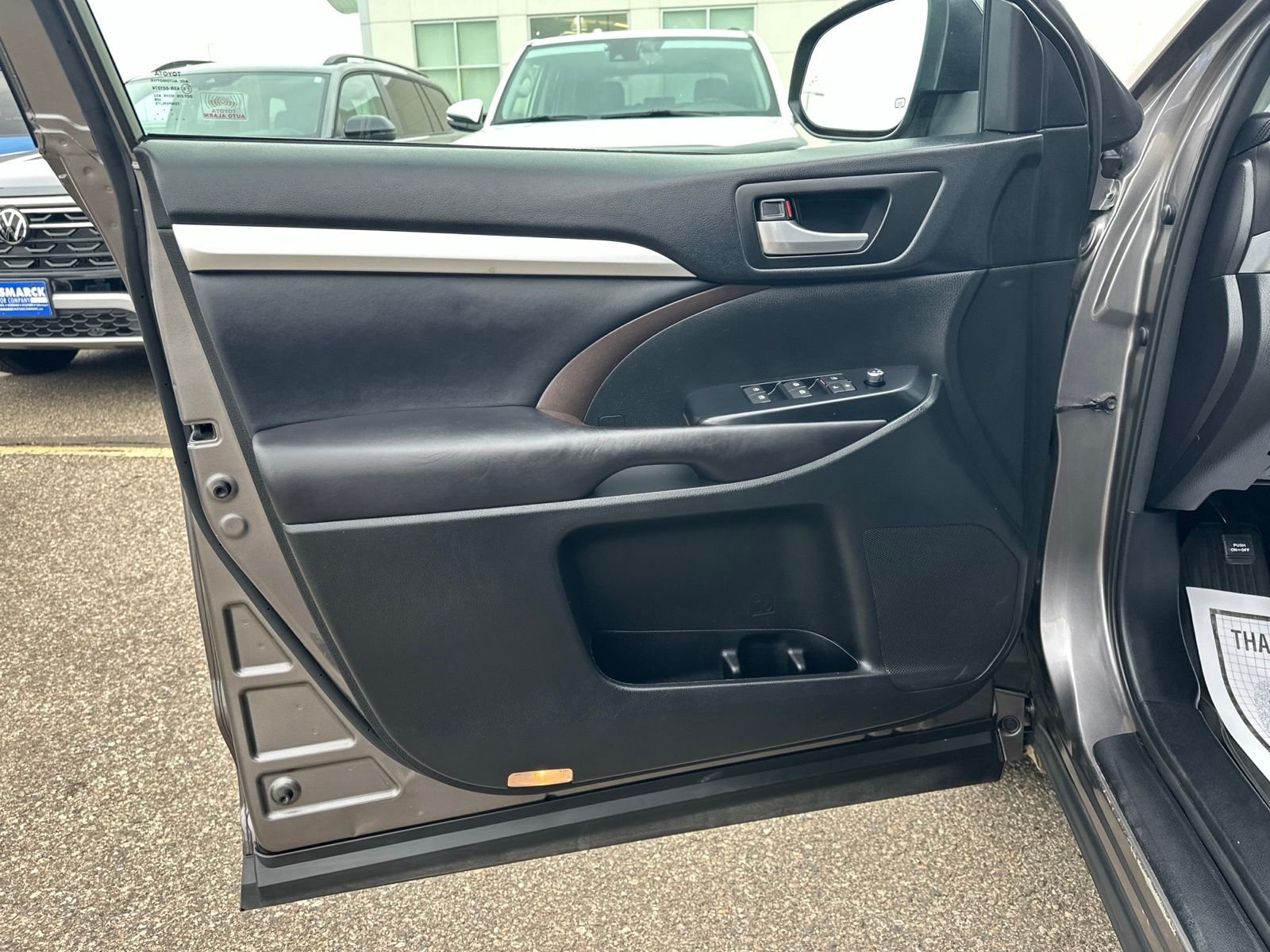 Used 2017  Toyota XLE image 18
