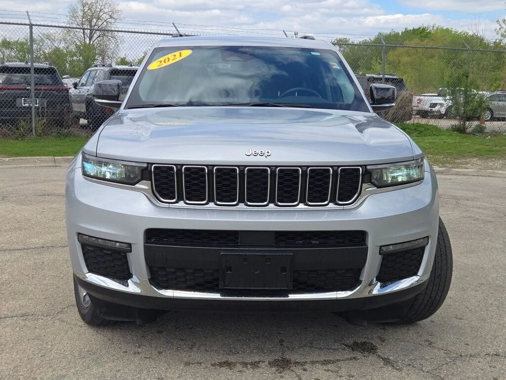 Used 2021 Silver Jeep Limited image 4