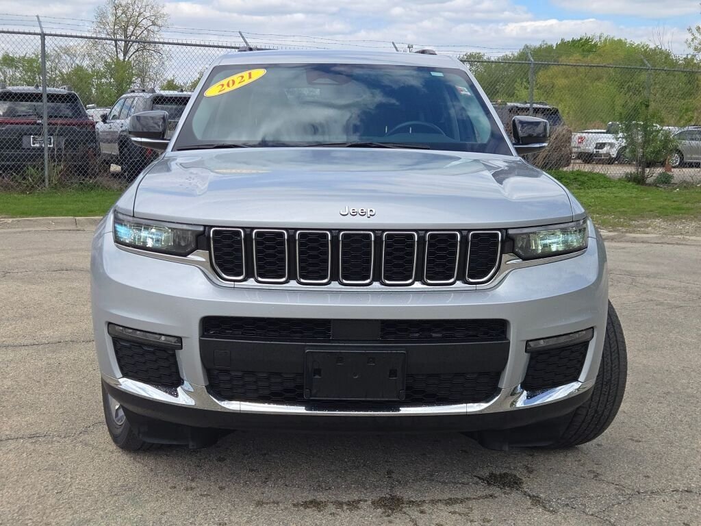 Used 2021 Silver Jeep Limited image 4