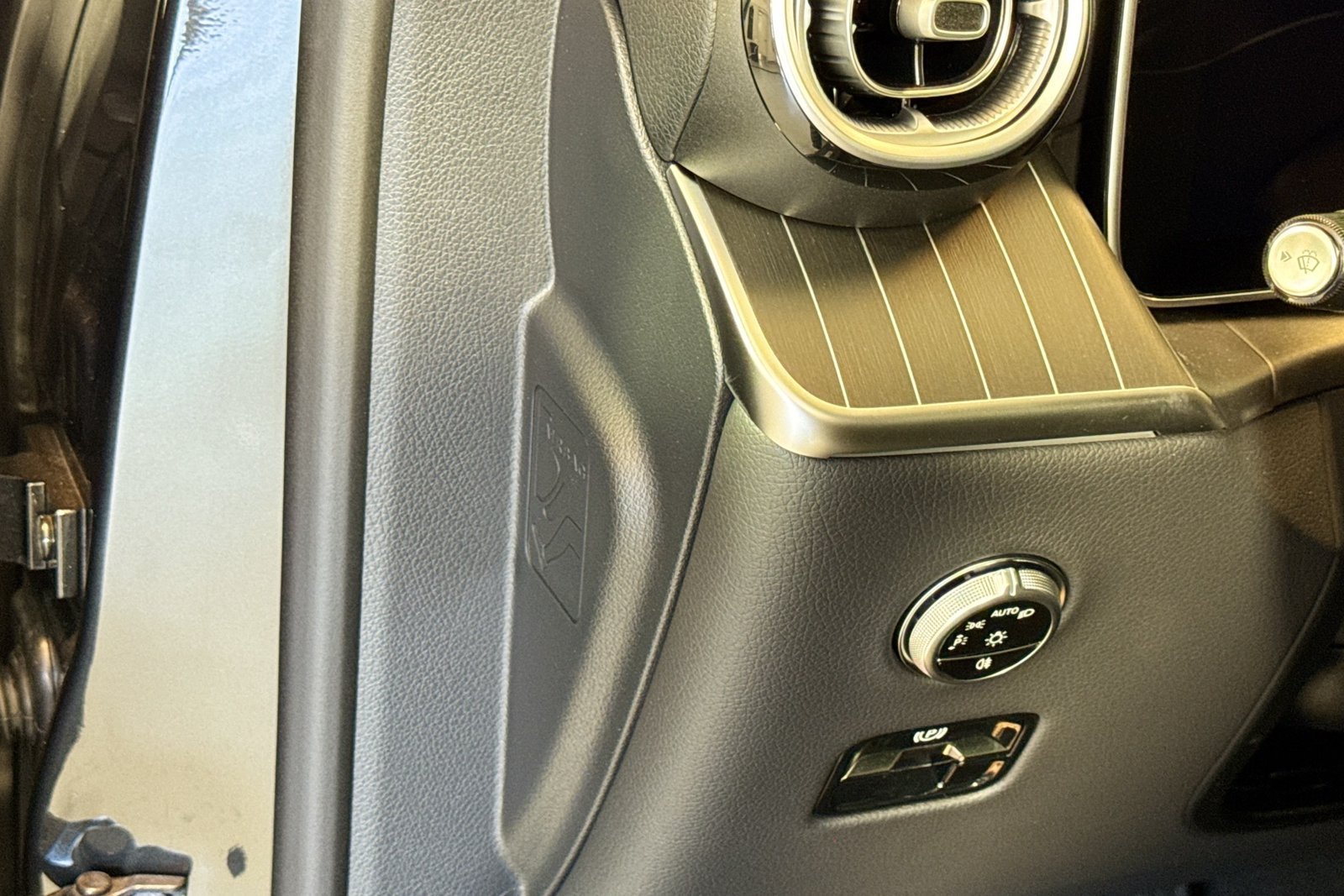 New 2026 Graphite Grey Metallic Mercedes-Benz GLC 300 image 10