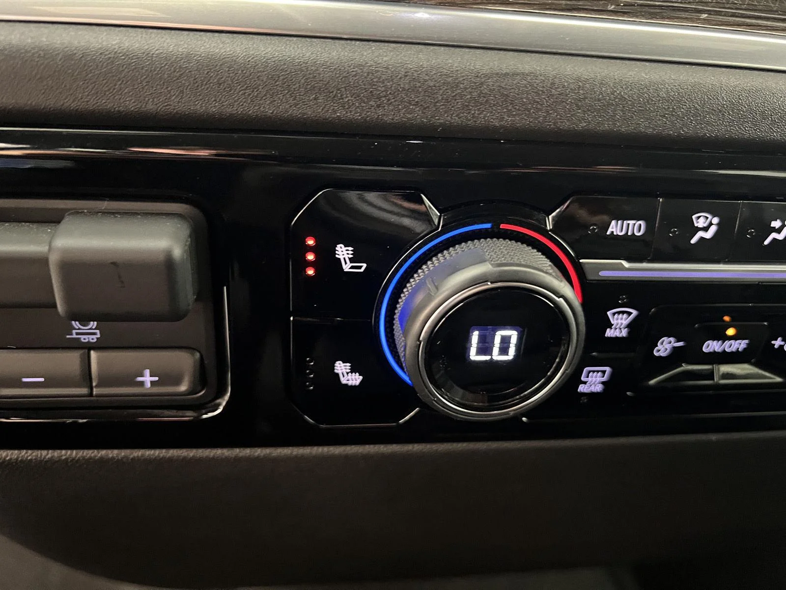 Used 2025 Sterling Gray Metallic Chevrolet LT (2FL) image 17