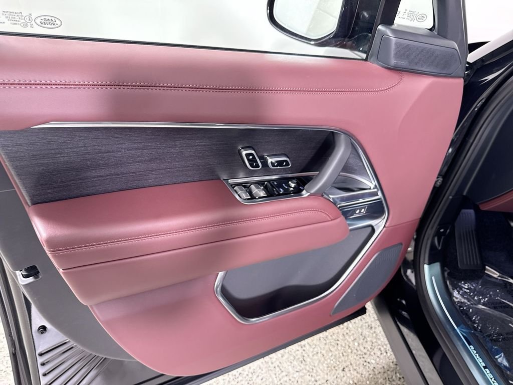 New 2026 Santorini Black Land Rover SE image 13