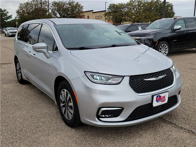 Used 2022  Chrysler Touring L Front-Wheel Drive Passenger image 6