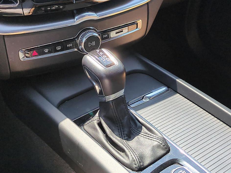 Used 2019 -SELECT- Volvo Momentum image 25