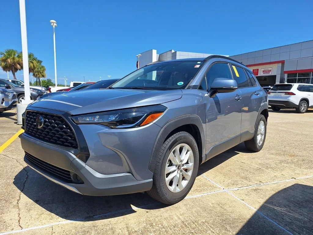 Used 2022  Toyota LE image 1