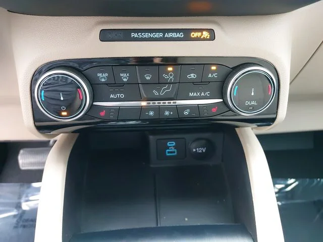 Used 2022 Blue Ford SE image 25