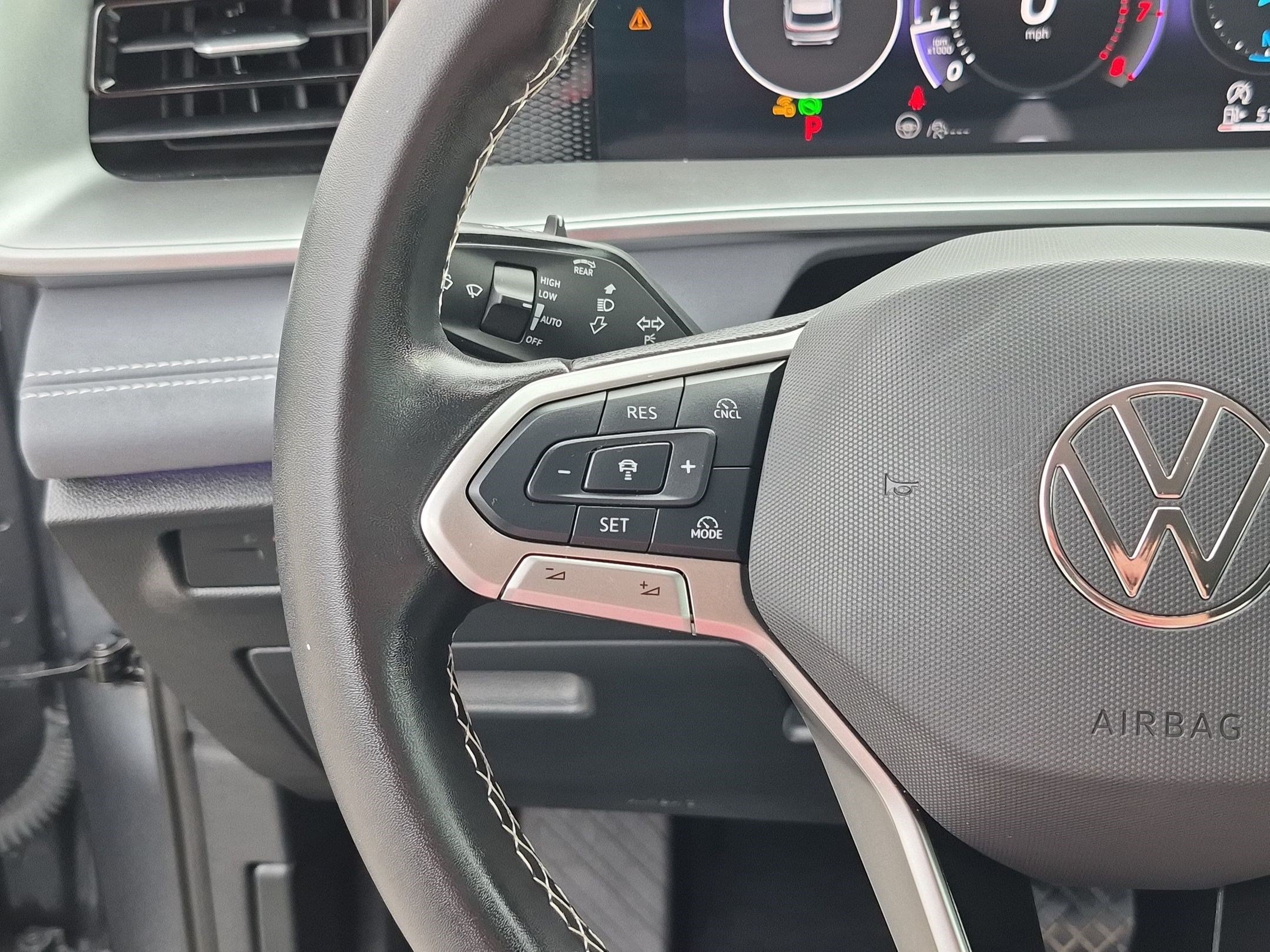 Used 2025 Platinum Gray Metallic Volkswagen SE image 18