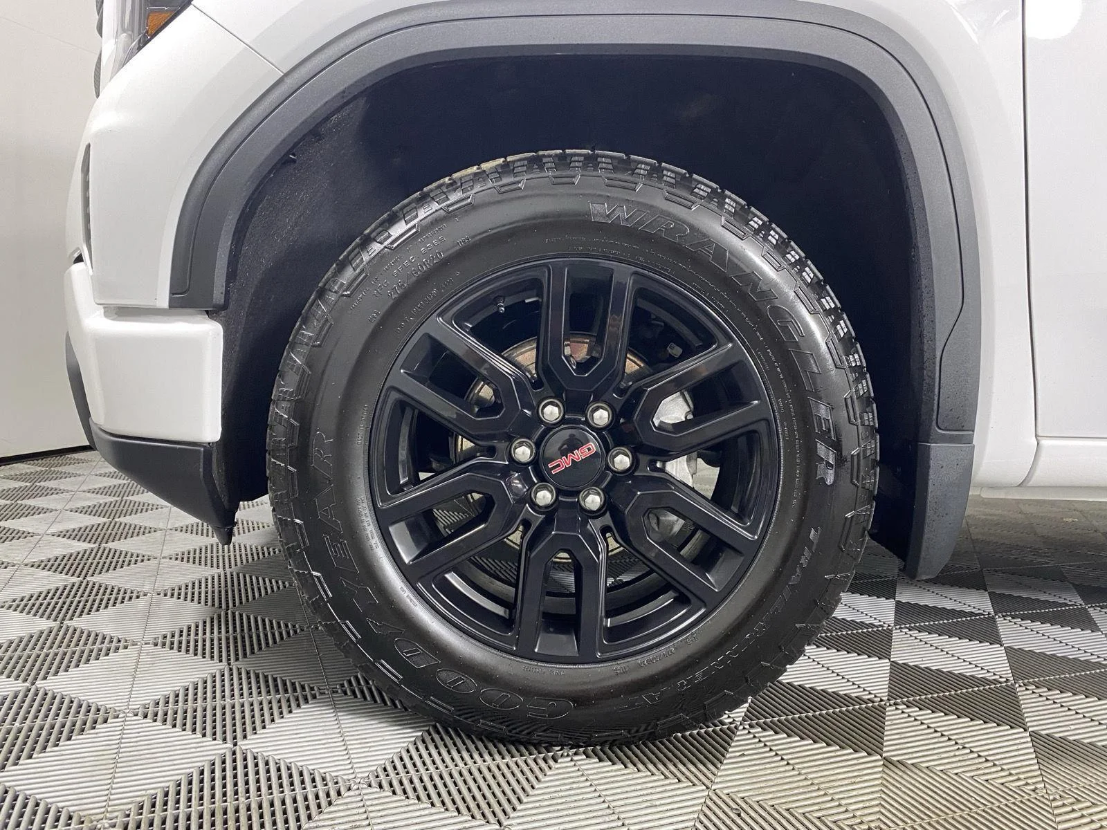 Used 2024 Summit White GMC Elevation image 5