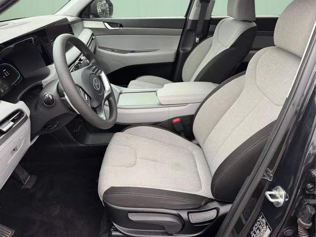Used 2023 White Hyundai SE image 7