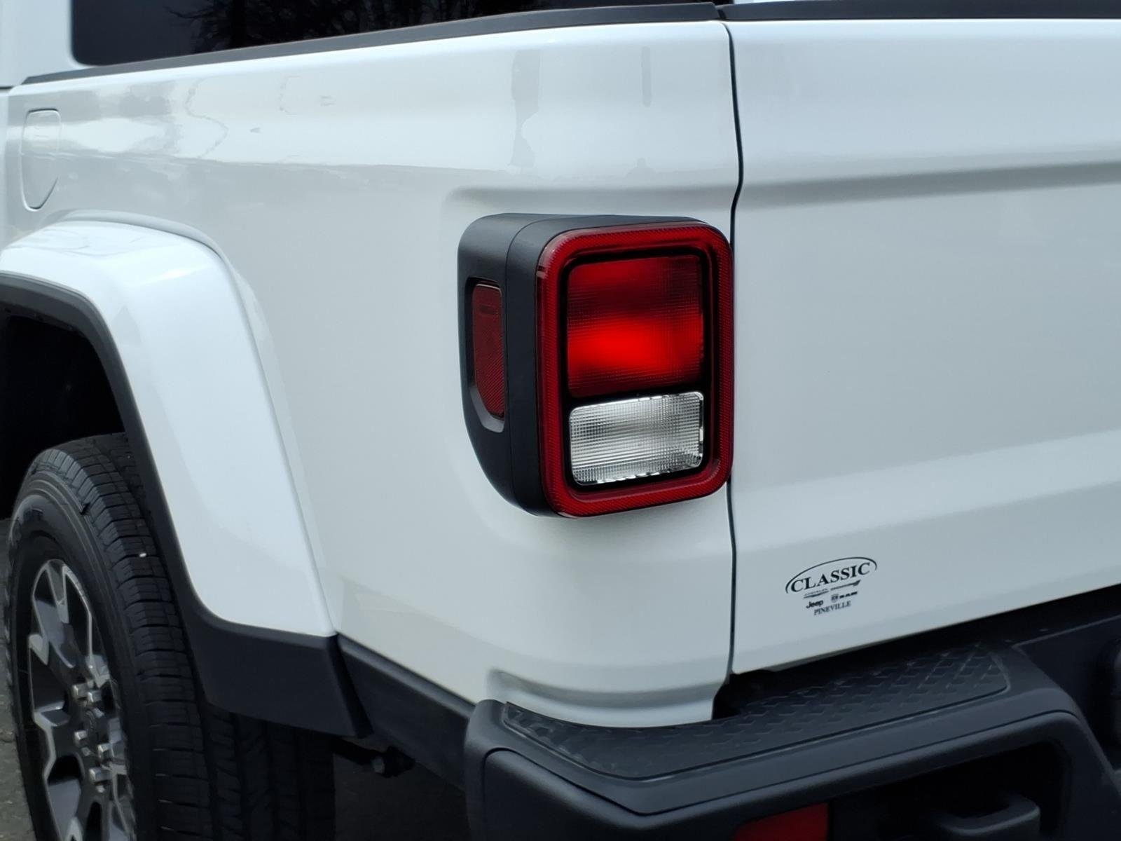 New 2026 Bright White Clear-Coat Exterior Paint Jeep Sahara image 17