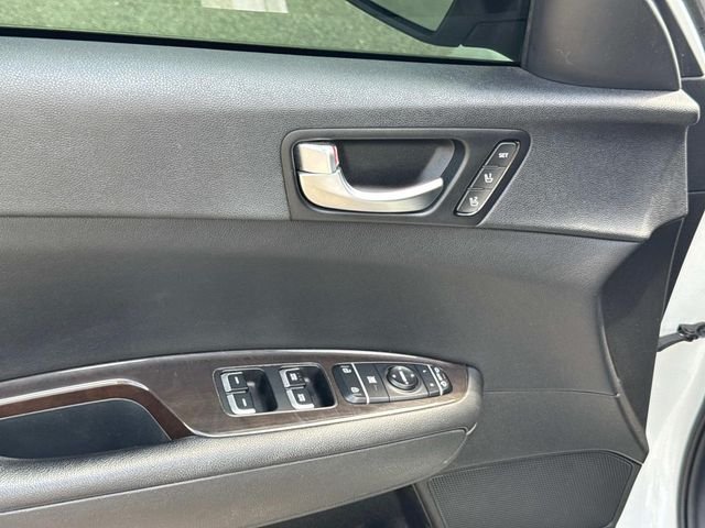 Used 2018 White Kia EX image 27