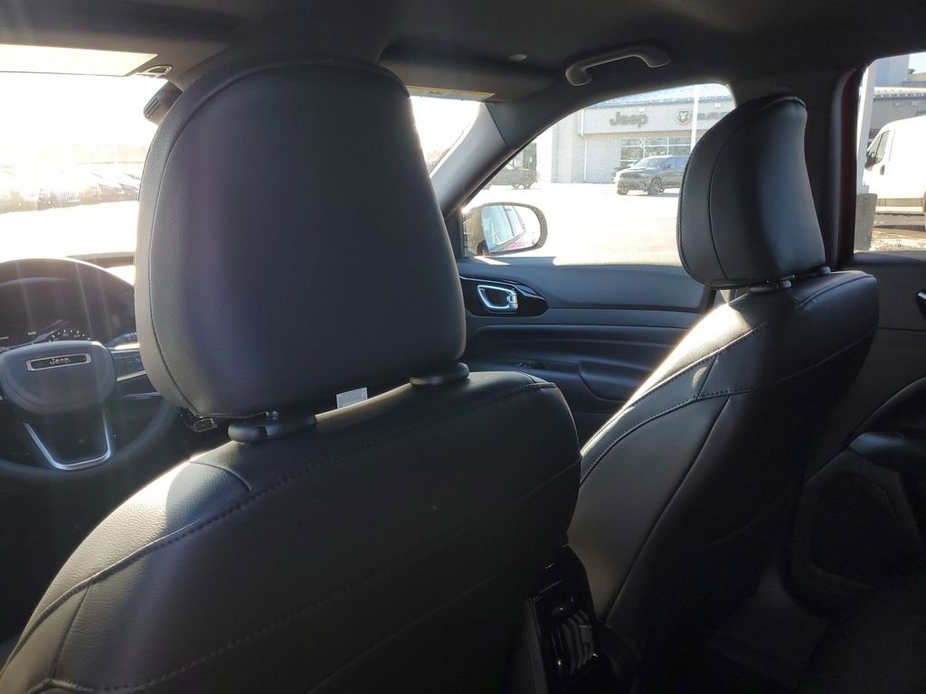 New 2026 Red Hot Pearl-Coat Exterior Paint Jeep Latitude image 8