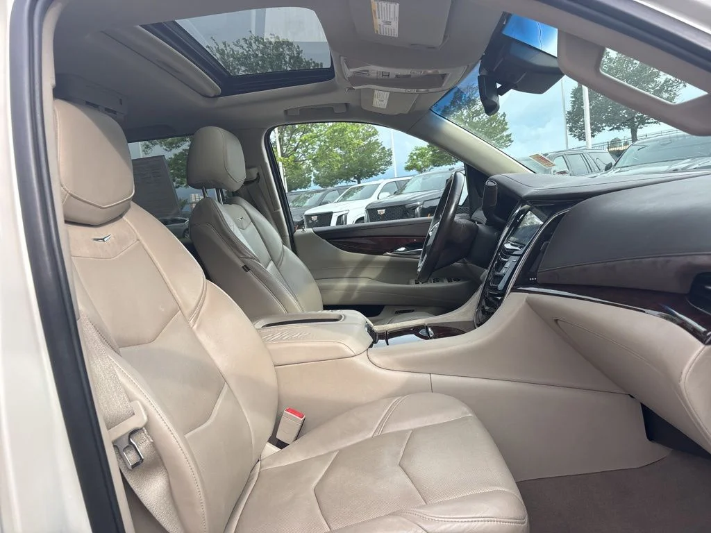 Used 2015 White Cadillac Luxury image 25