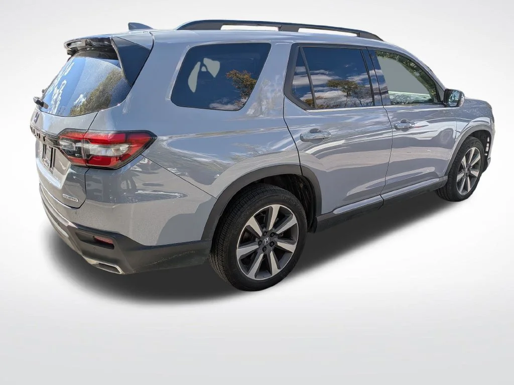 Used 2025  Honda Touring image 3