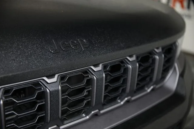 New 2026 Diamond Black Crystal Pearl-Coat Exterior Paint Jeep Altitude image 27