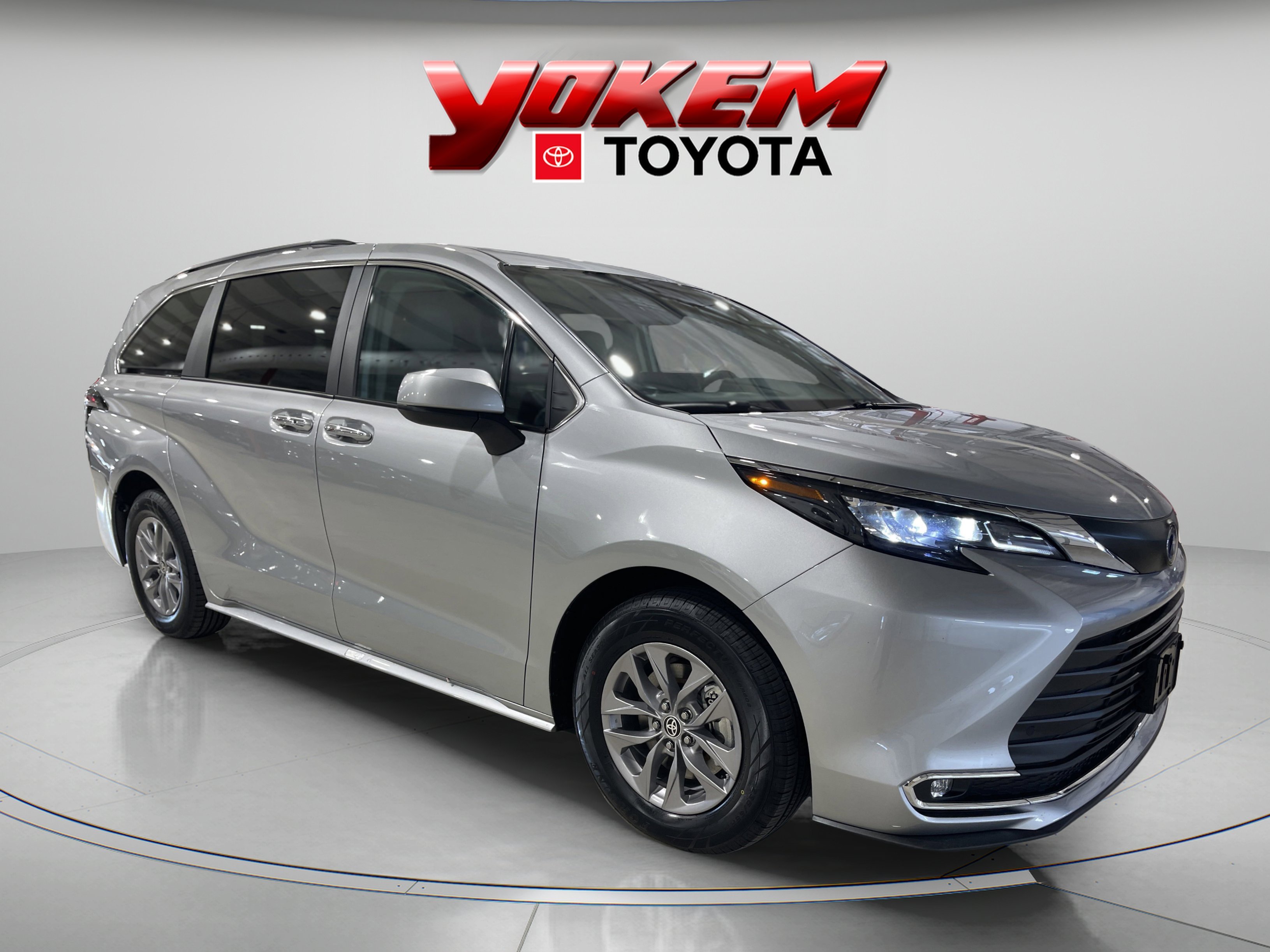 2024 Toyota Sienna XLE - Photo 6