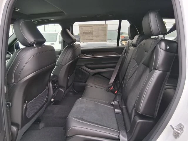 New 2026 Bright White Clear-Coat Exterior Paint Jeep Altitude image 21