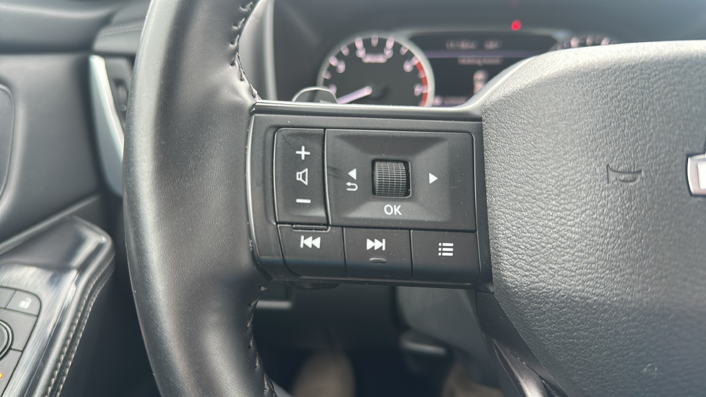 Used 2025 Super Black Nissan SV image 27