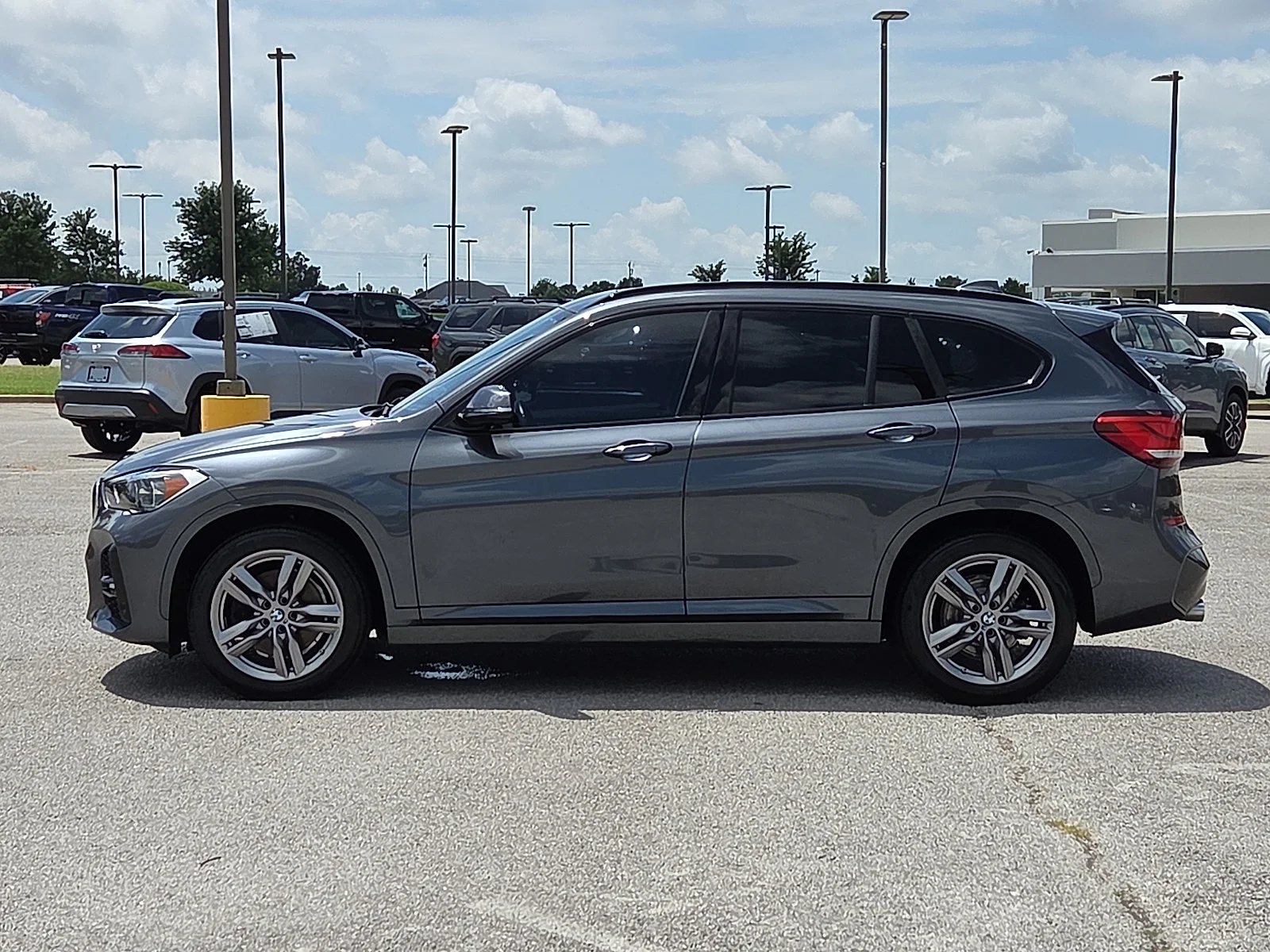 Used 2022 Mineral Grey Metallic BMW xDrive28i image 3