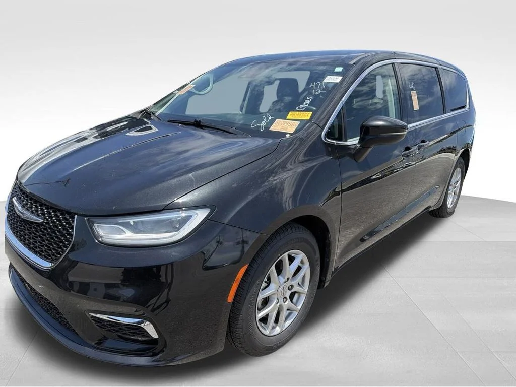 Used 2023 Black Chrysler Touring L image 4