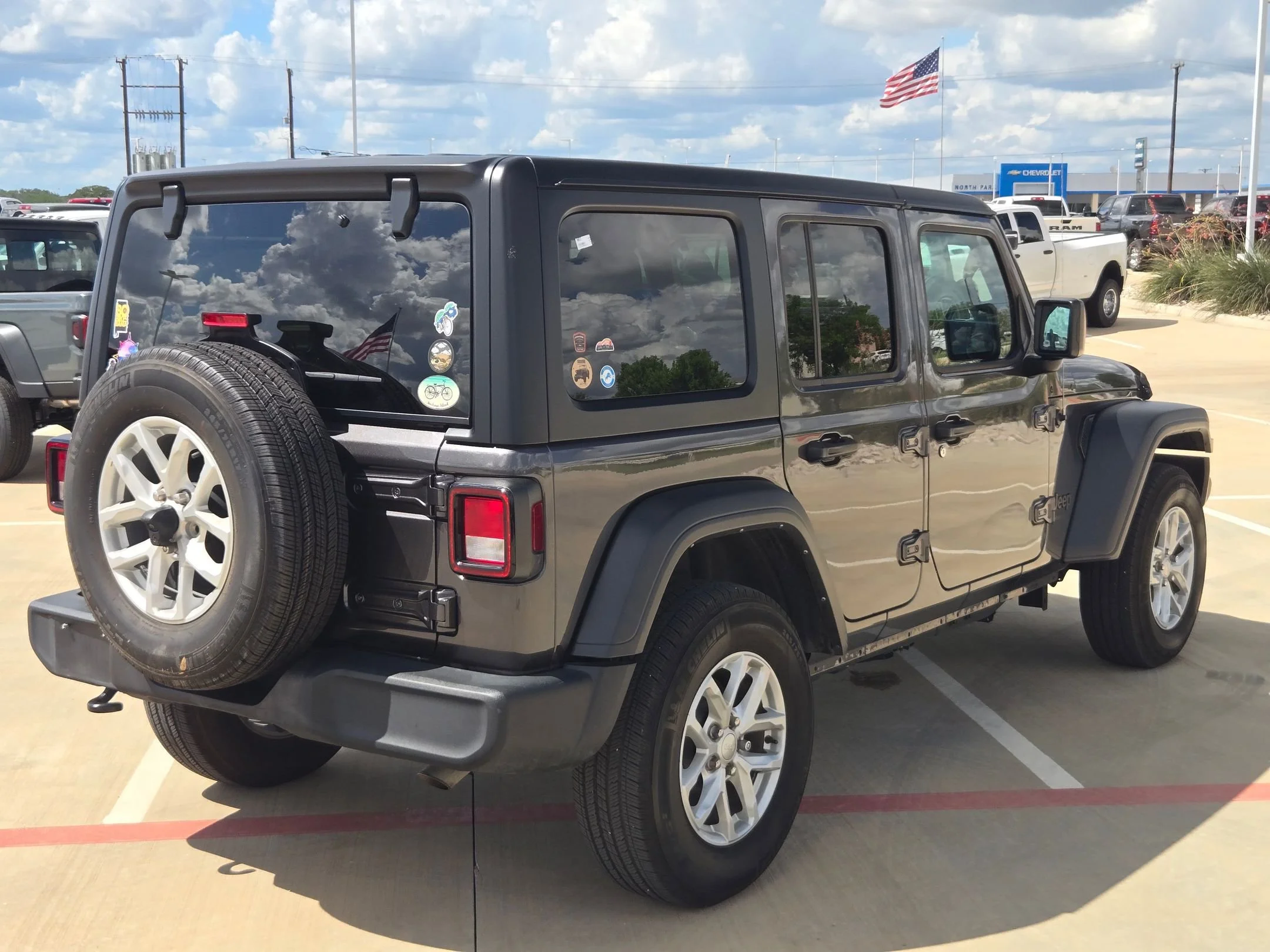 Used 2023 Gray Jeep Sport S image 3